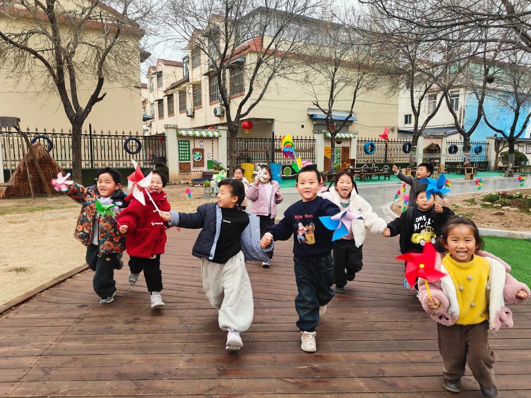 风车迎风转·快乐伴成长 ——邵店镇中心幼儿园户外活动