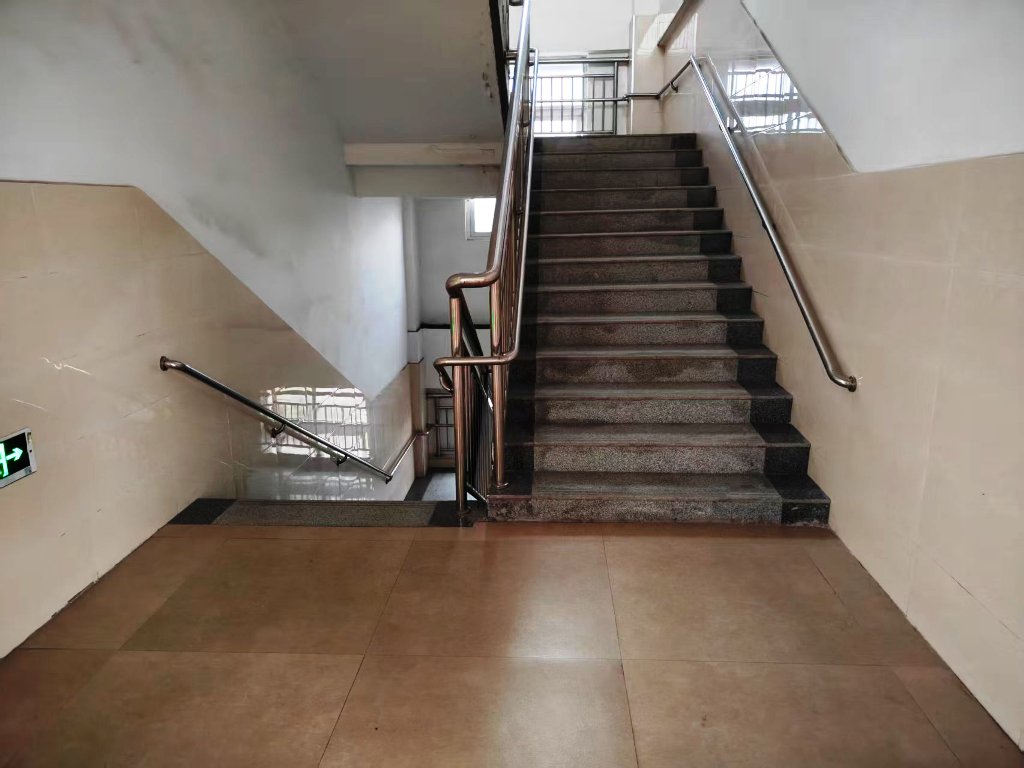 墨河小学开展校园卫生大扫除