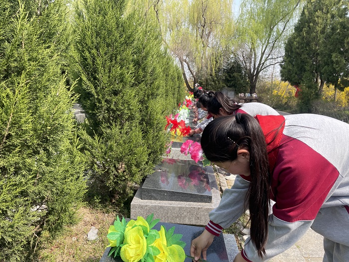 缅怀先烈英雄事,赓续血脉筑华章——阿湖镇北尧小学开展清明祭扫活动