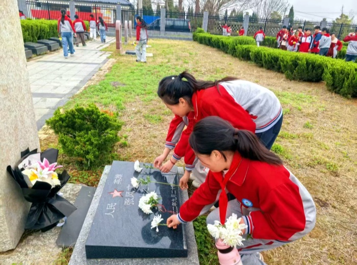 十人桥畔祭英烈 红色精神润童心