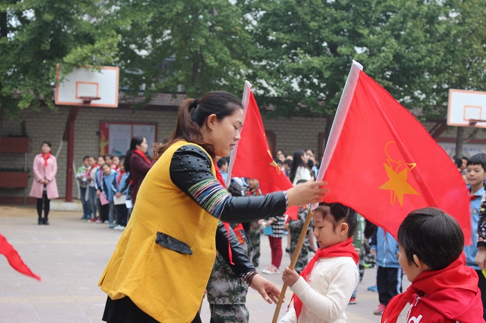 不忘初心 继续前行  ------城西小学举行新生入队仪式活动