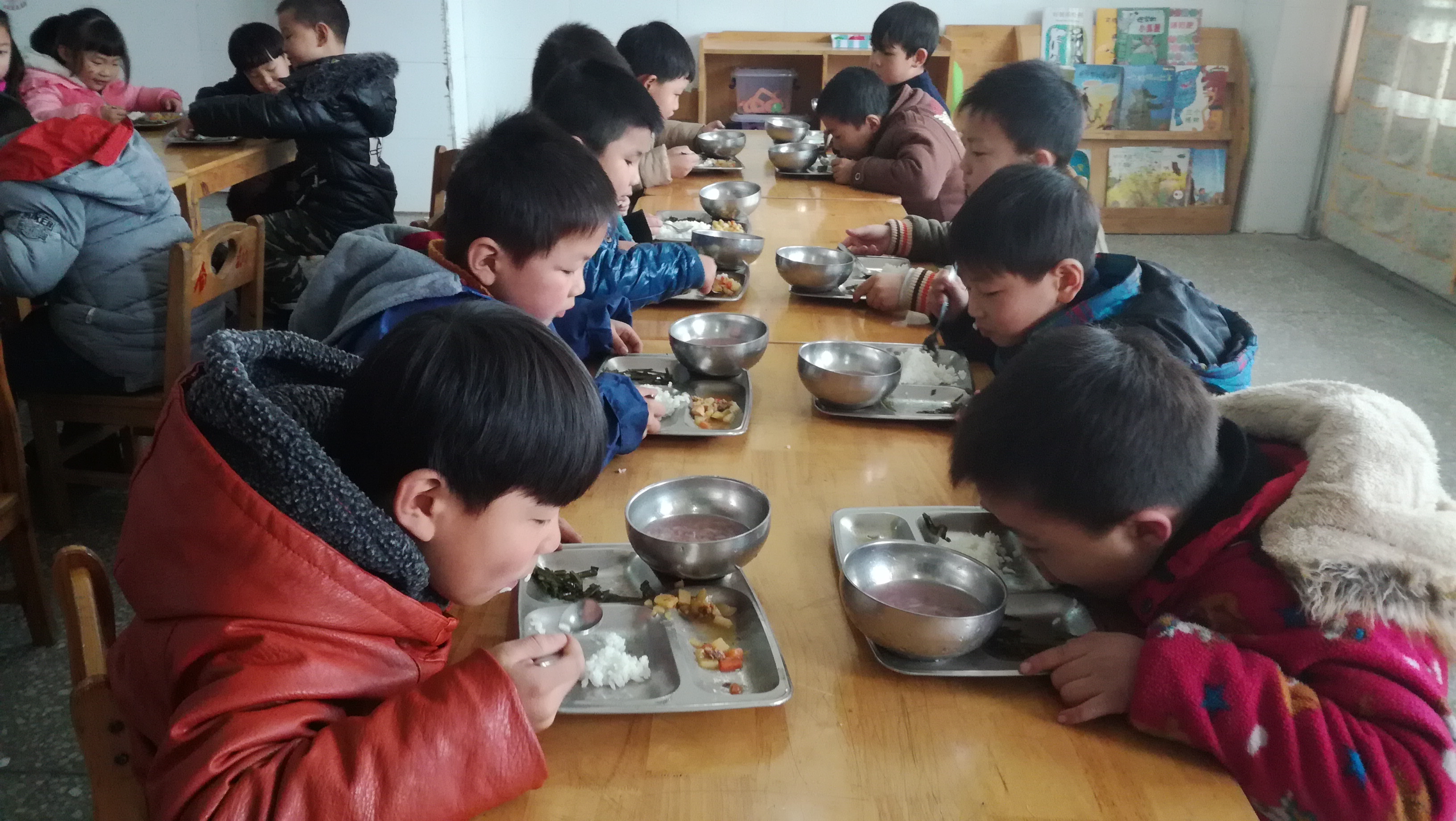 爱惜粮食，文明就餐                ——合沟中心幼儿园餐桌文化教育报道