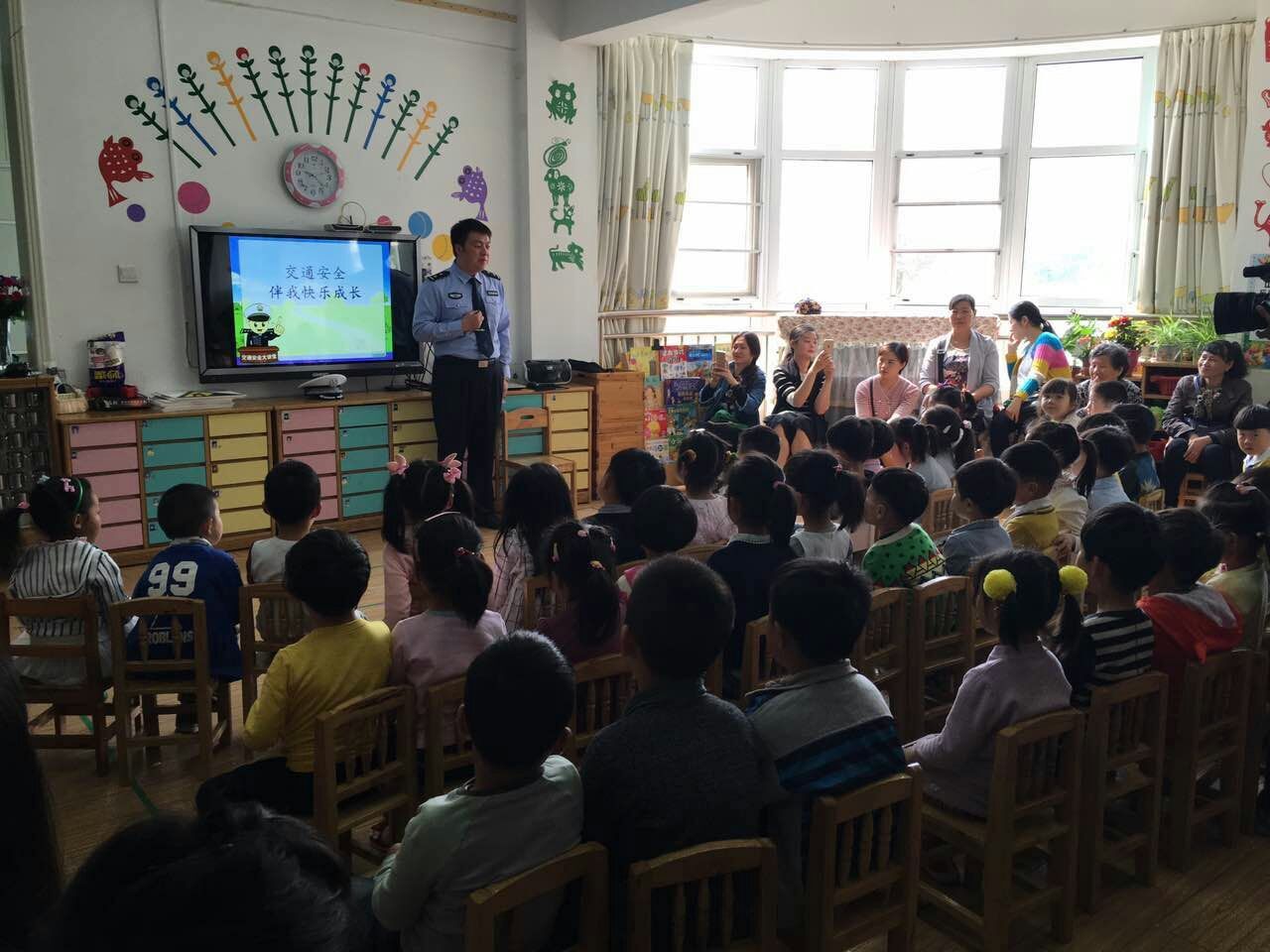 机关幼儿园开展“交警叔叔进校园” 交通安全教育月活动