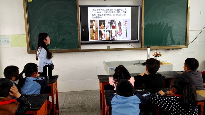 撑起自我保护的伞------记城西小学安全系列主题教育