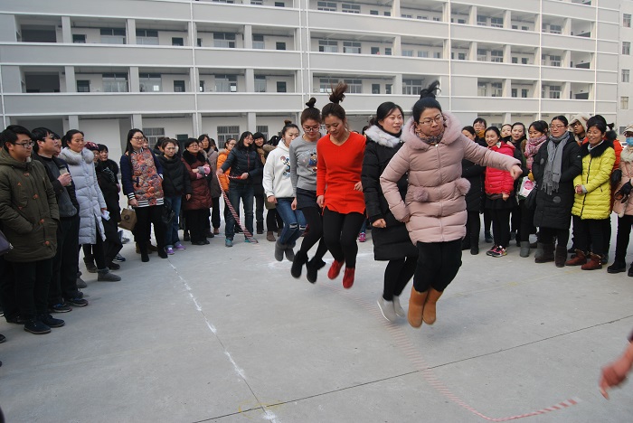 新安中心小学举行迎新年教职工趣味运动会