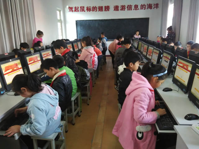 桥口小学组织开展向国旗敬礼活动