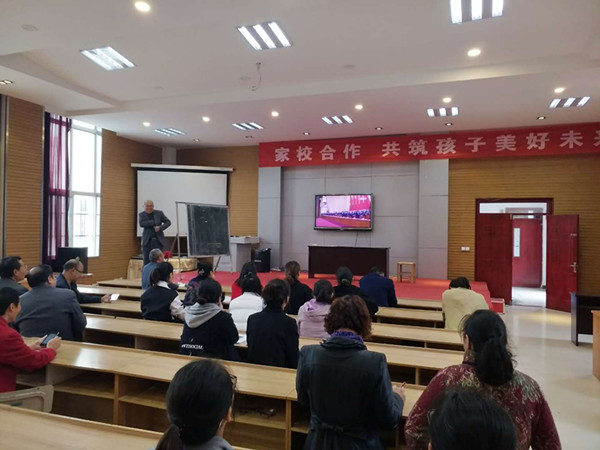 瓦窑镇新世纪小学组织教师 收看十九大开幕会