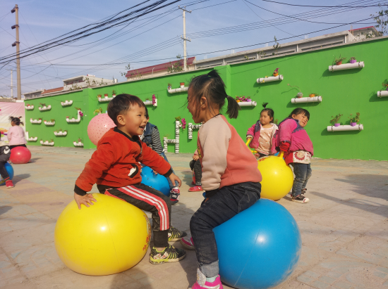 草桥镇堰头幼儿园户外活动：有趣的羊角球