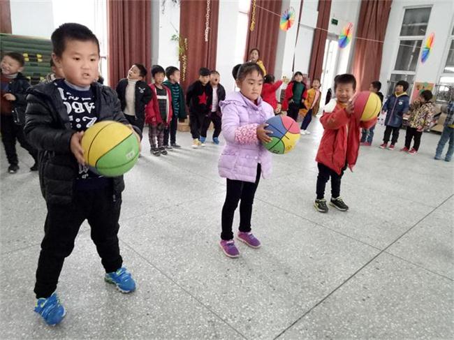 “我是拍球大王”——港头镇傅庄幼儿园大班举行拍球比赛活动