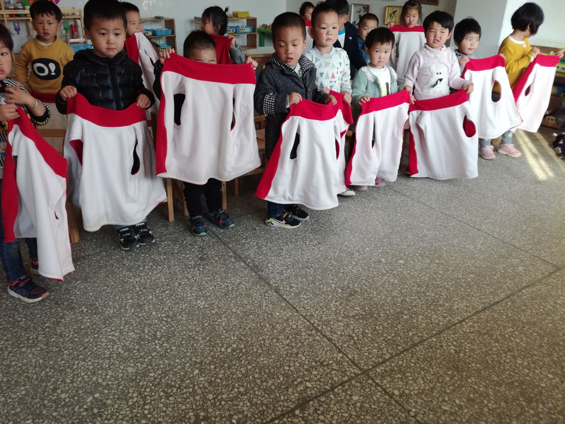 巧用儿歌学穿衣——合沟中心幼儿园小班开展学穿衣服活动