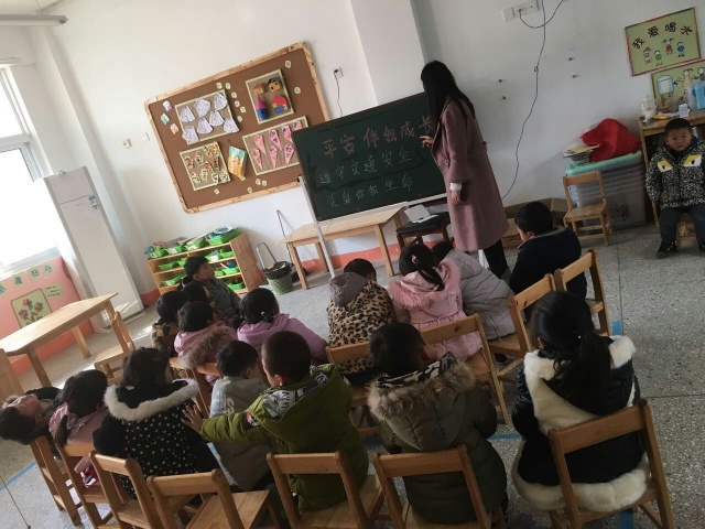  瓦窑镇第二幼儿园开展“安全教育第一课”活动
