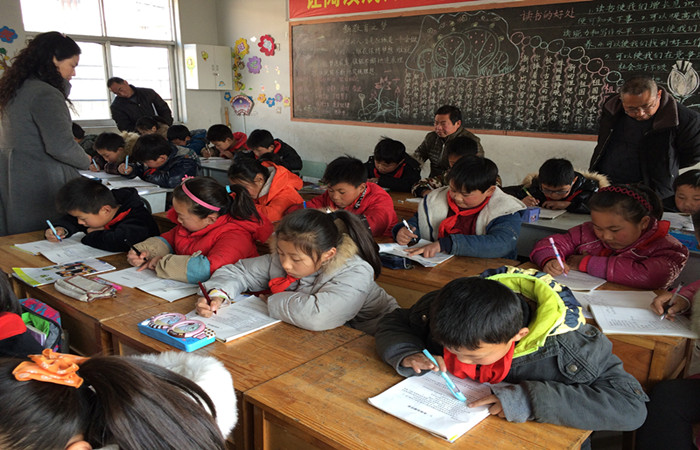 瓦窑镇新世纪小学举行中学支教教师公开课