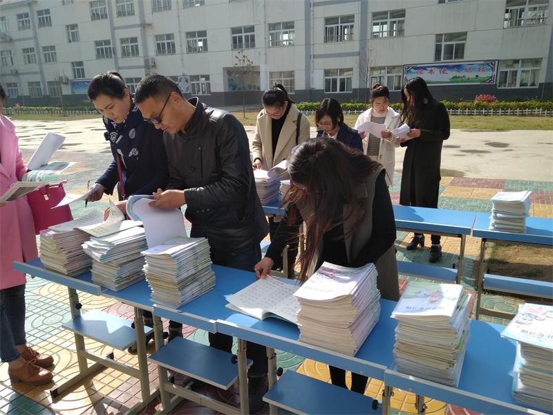 窑湾镇小学开展一年级作业检查评比活动