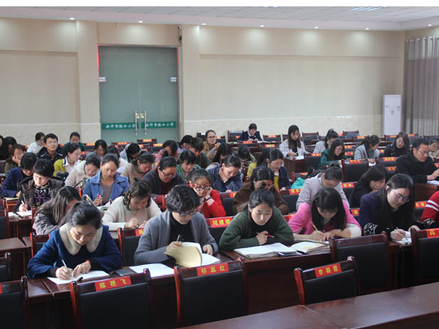 桥口小学召开班主任经验交流会