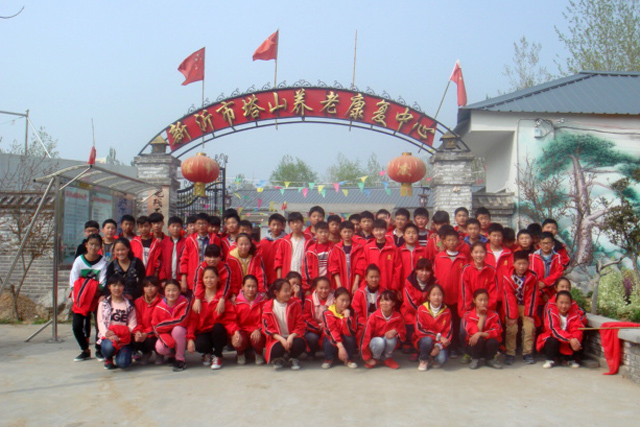唐店中学组织学生到“塔山敬老院”进行献爱心活动