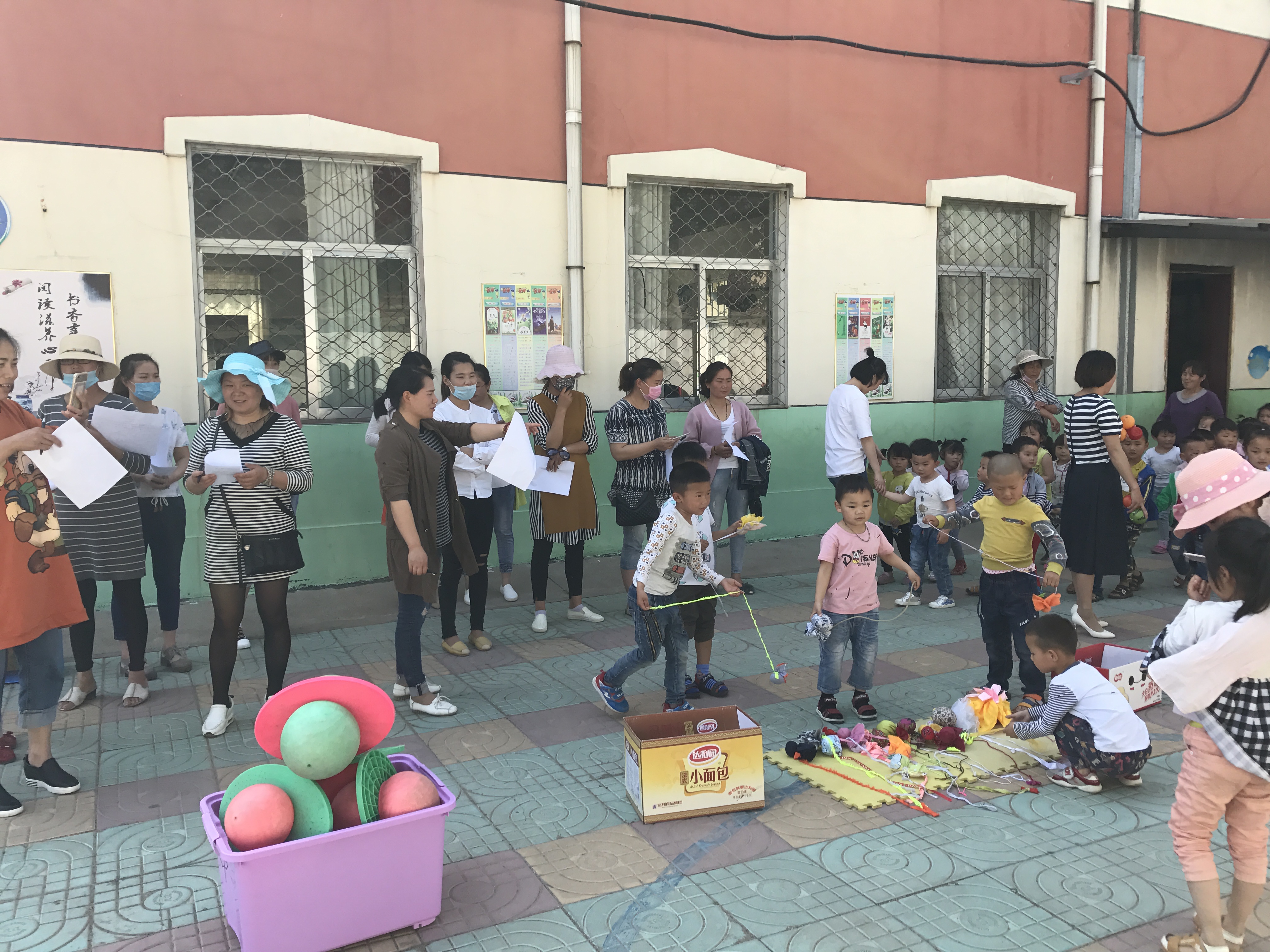 草桥镇堰头幼儿园开展自制户外体育玩具评比活动