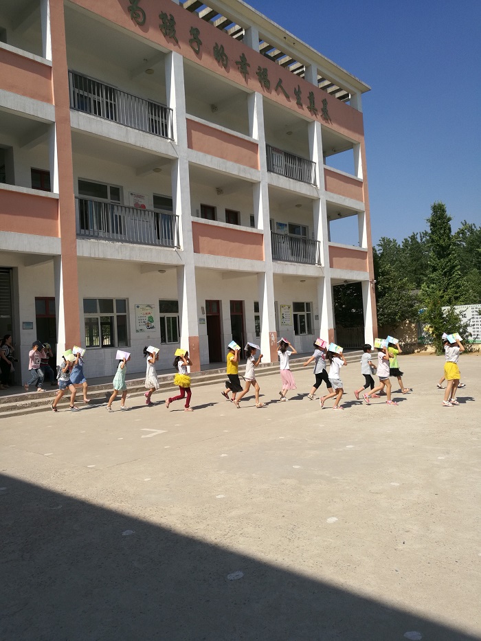 关注安全，构筑安全防线 -----黄墩小学地震应急演练