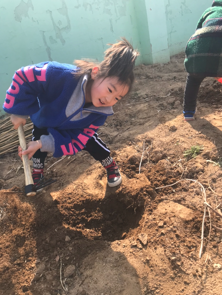 我与小树共成长 ——唐店中心幼儿园开展植树节植树节主题活动