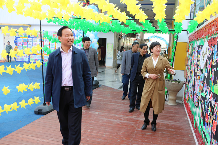 局领导参加新安幼儿园“转动春天的色彩——七彩风车节”活动