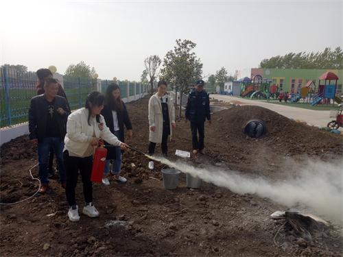 港头镇傅庄幼儿园开展消防器材使用培训活动